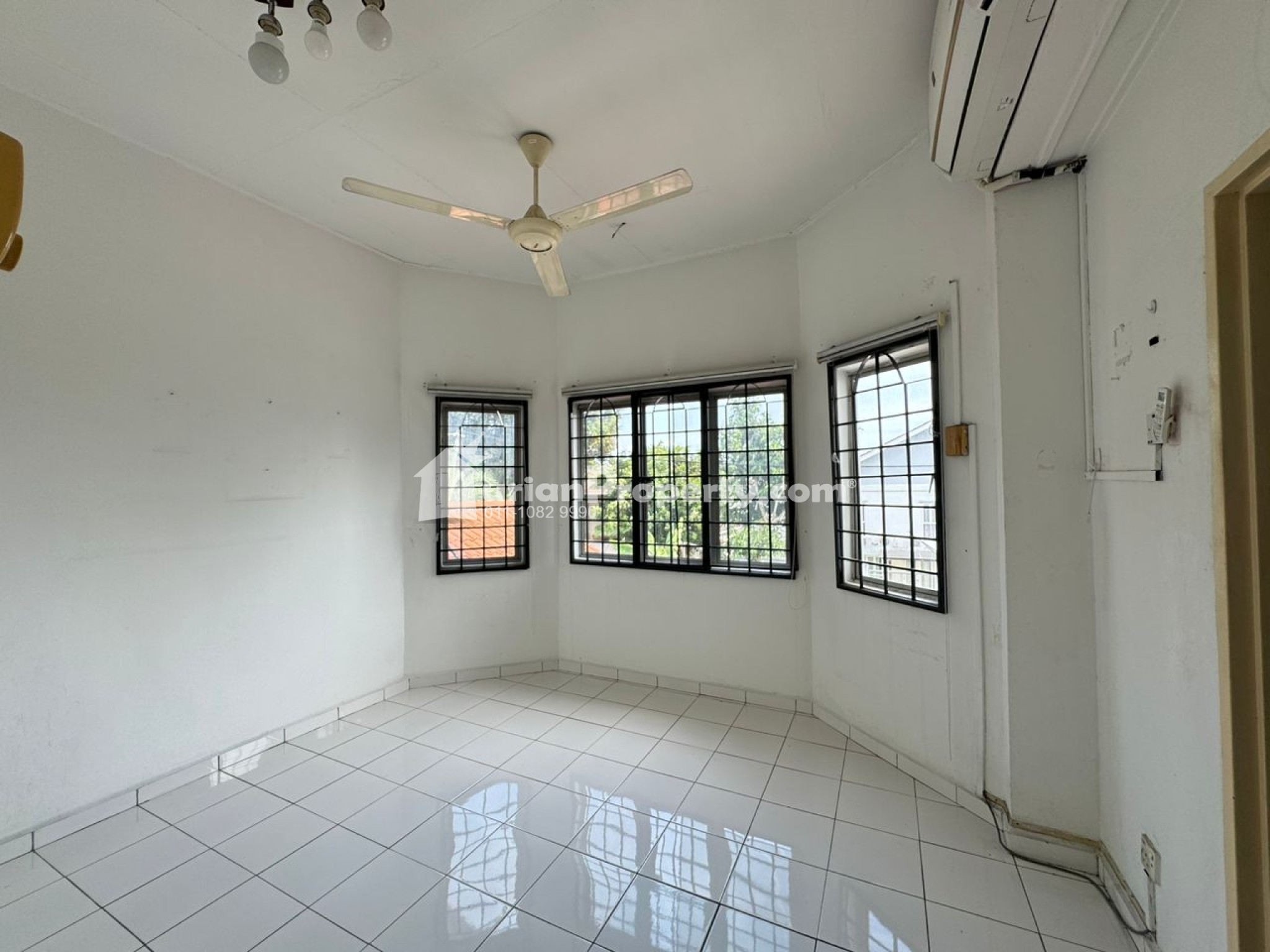 Terrace House For Sale at Section 6