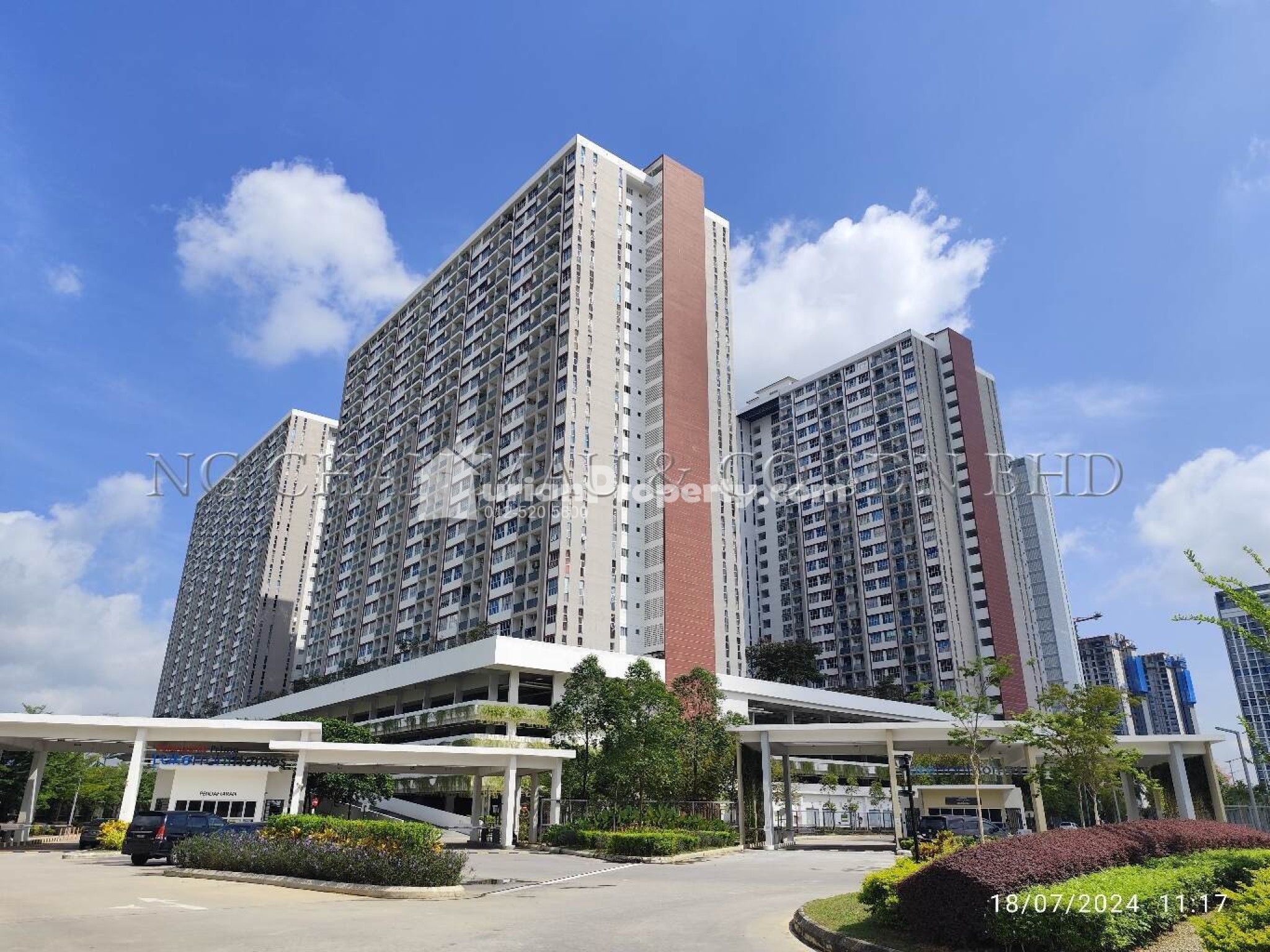 Apartment For Auction at Lakefront Residence