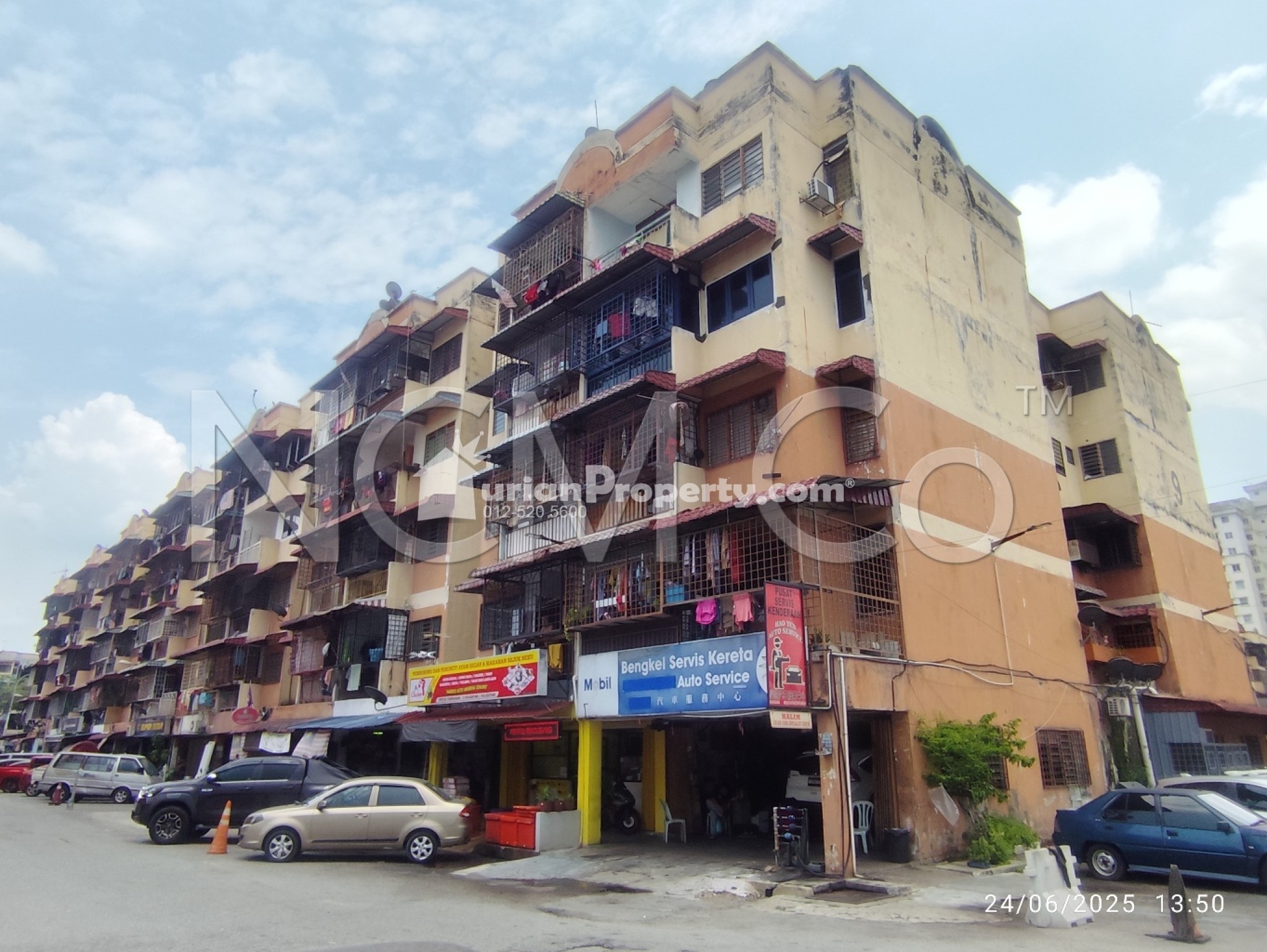 Apartment For Auction at Pandan Court