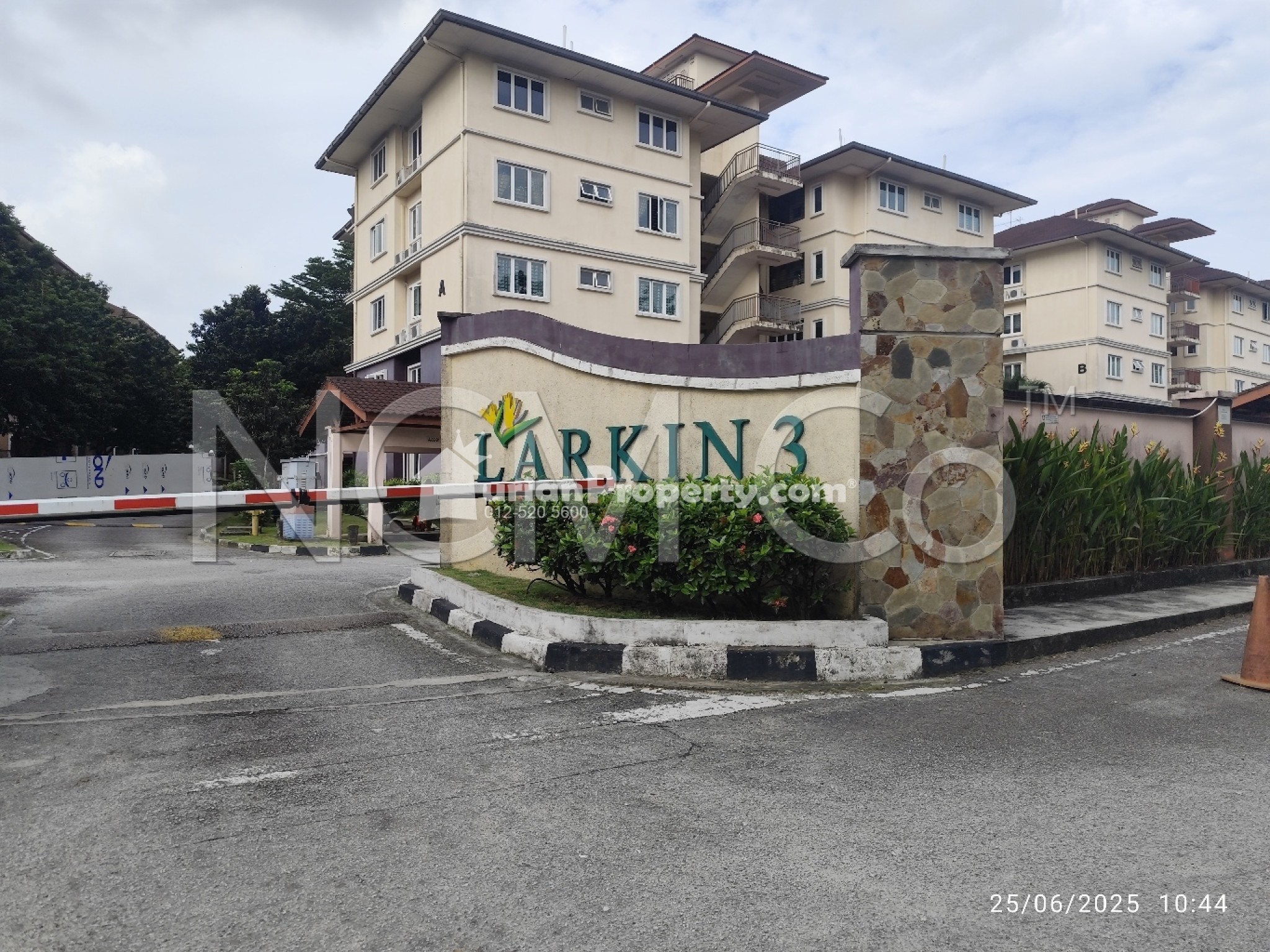 Apartment For Auction at Larkin Residence