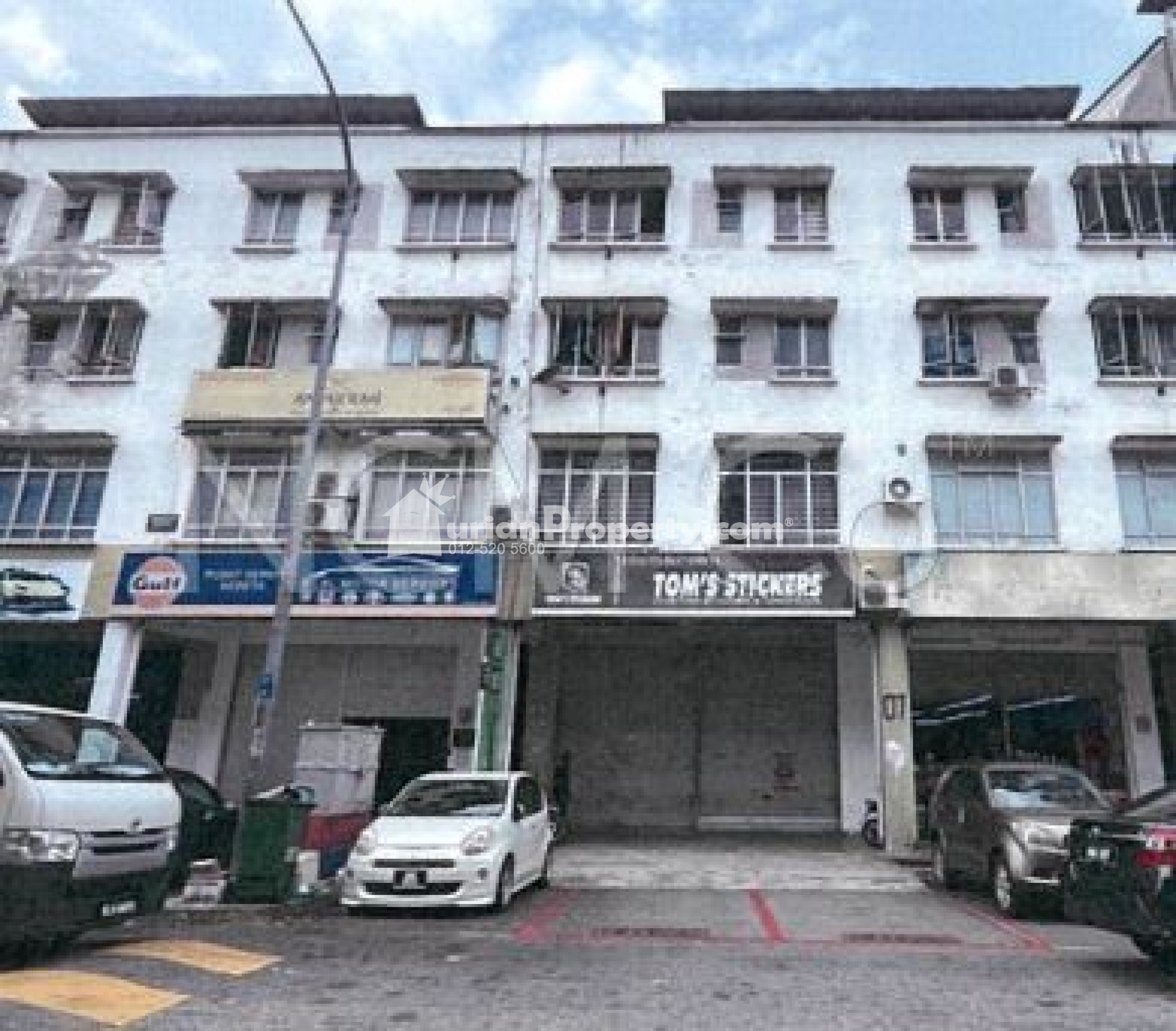 Shop For Auction at Dataran Otomobil