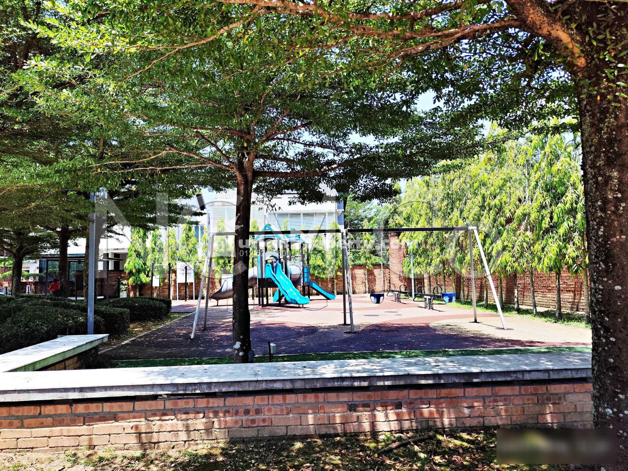 Terrace House For Auction at The Glades