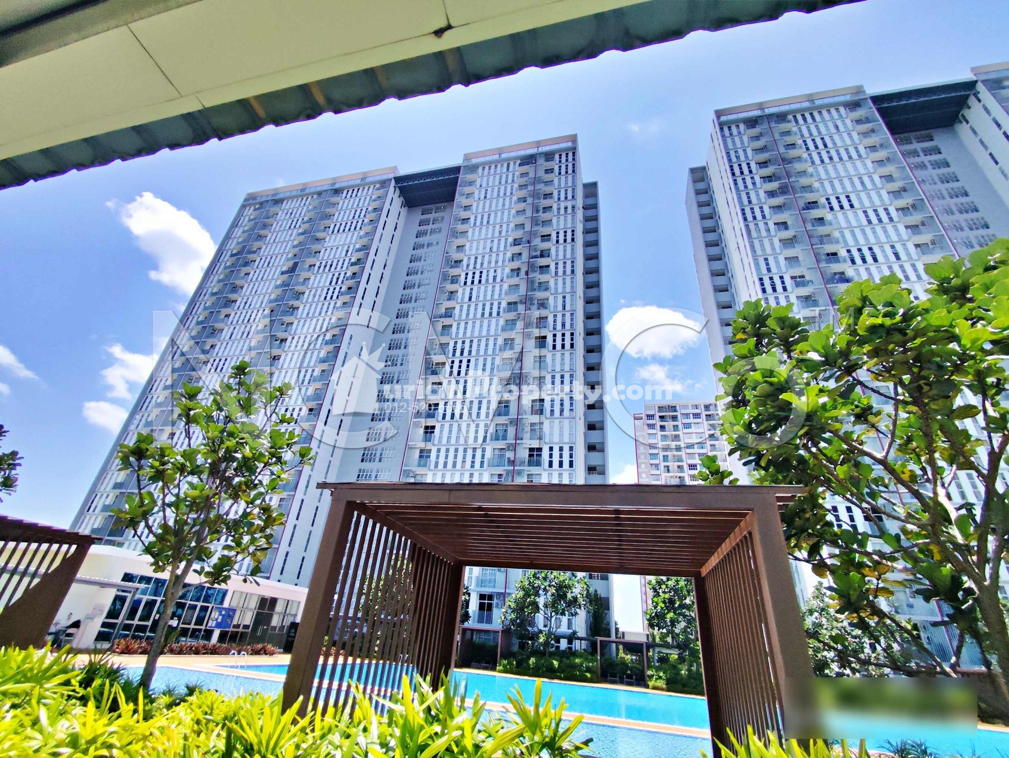 Apartment For Auction at Lakefront Residence