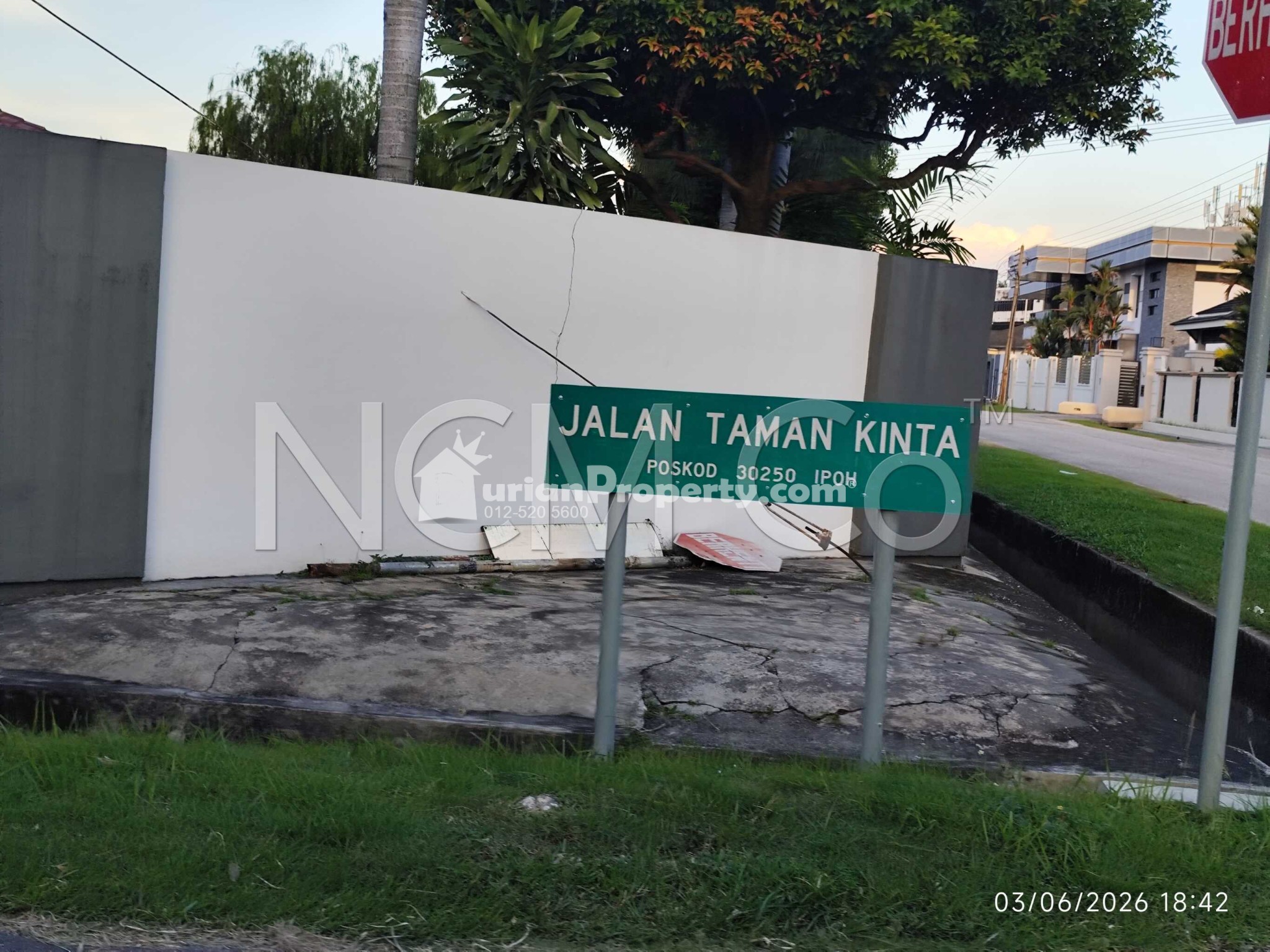 Terrace House For Auction at Taman Chateau