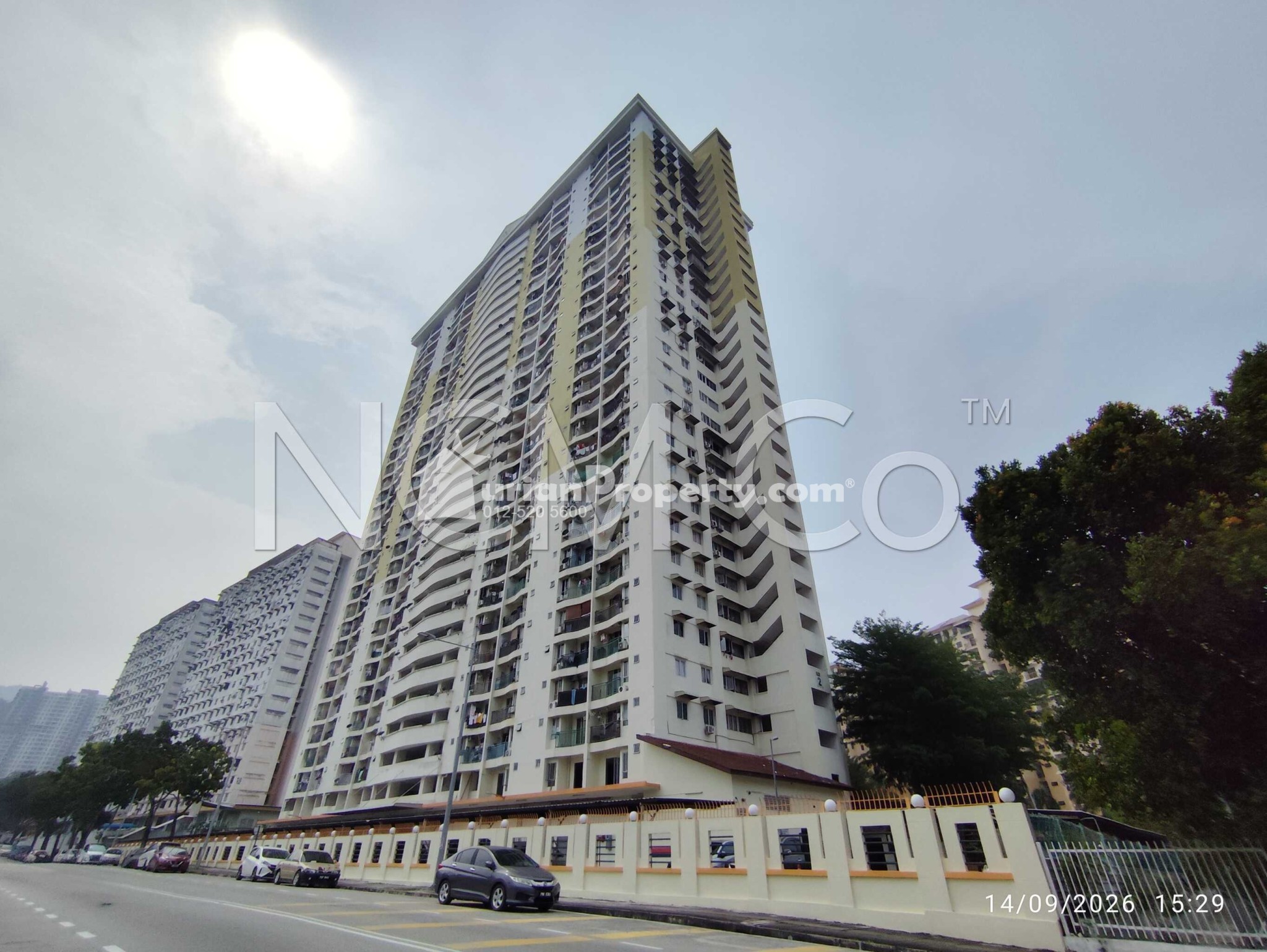 Apartment For Auction at Relau Vista