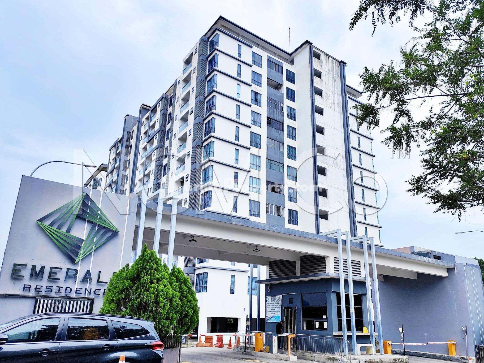 Condo For Auction at Emerald Residence
