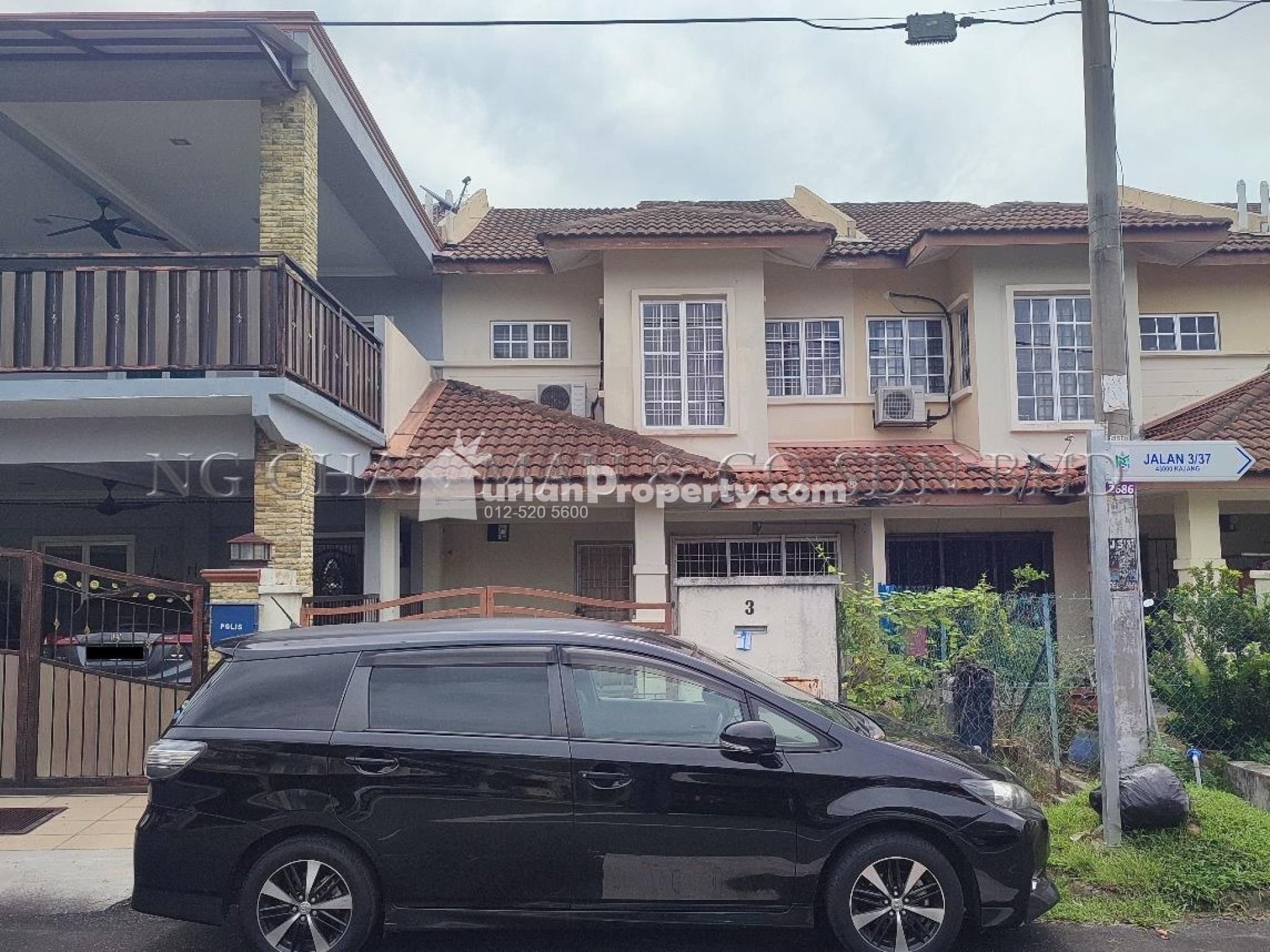 Terrace House For Auction at Section 3
