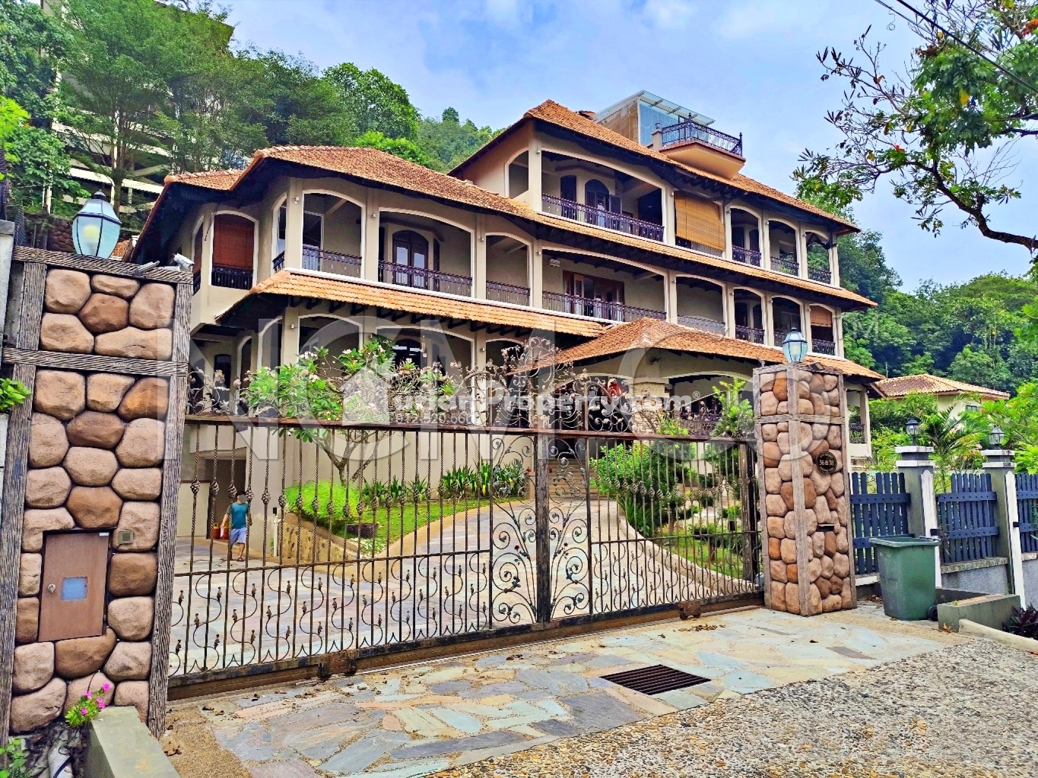 Bungalow House For Auction at Bayan Lepas