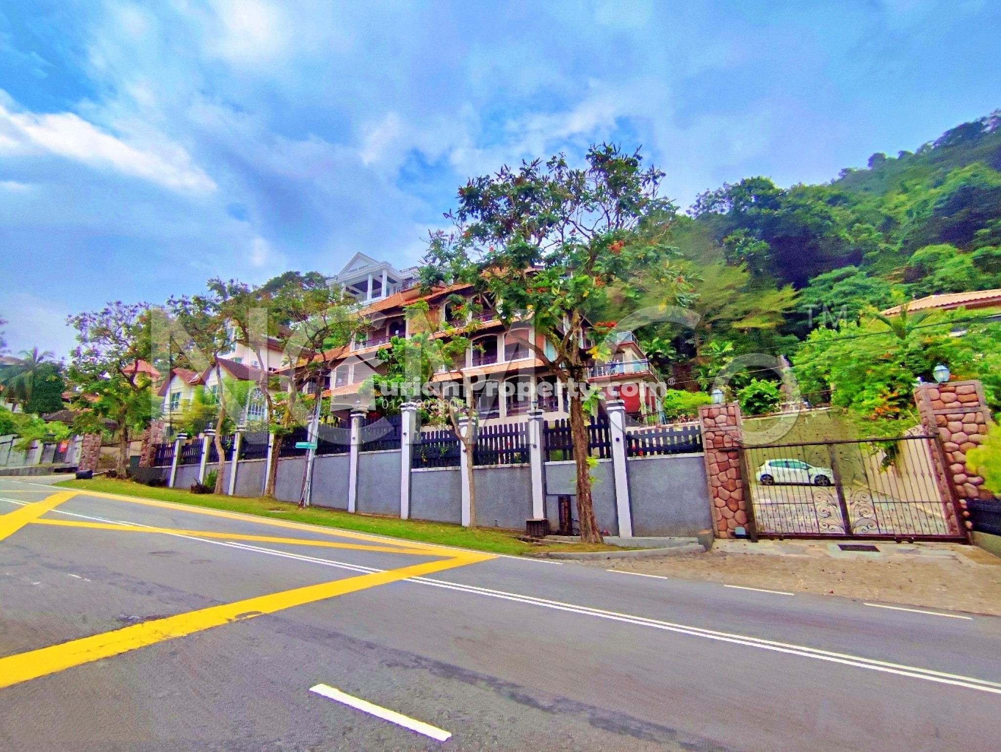 Bungalow House For Auction at Bayan Lepas