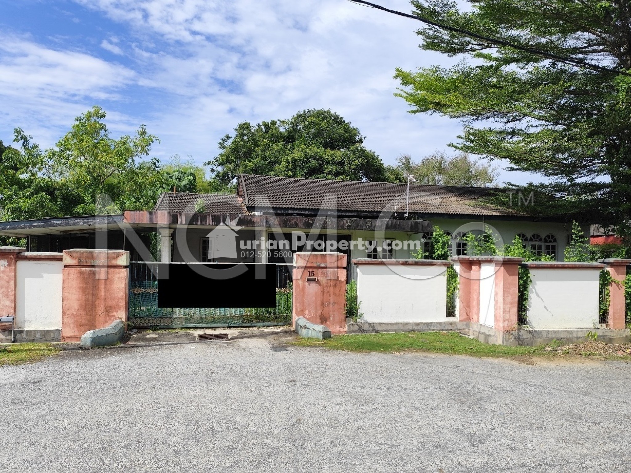 Bungalow House For Auction at Taman Golf