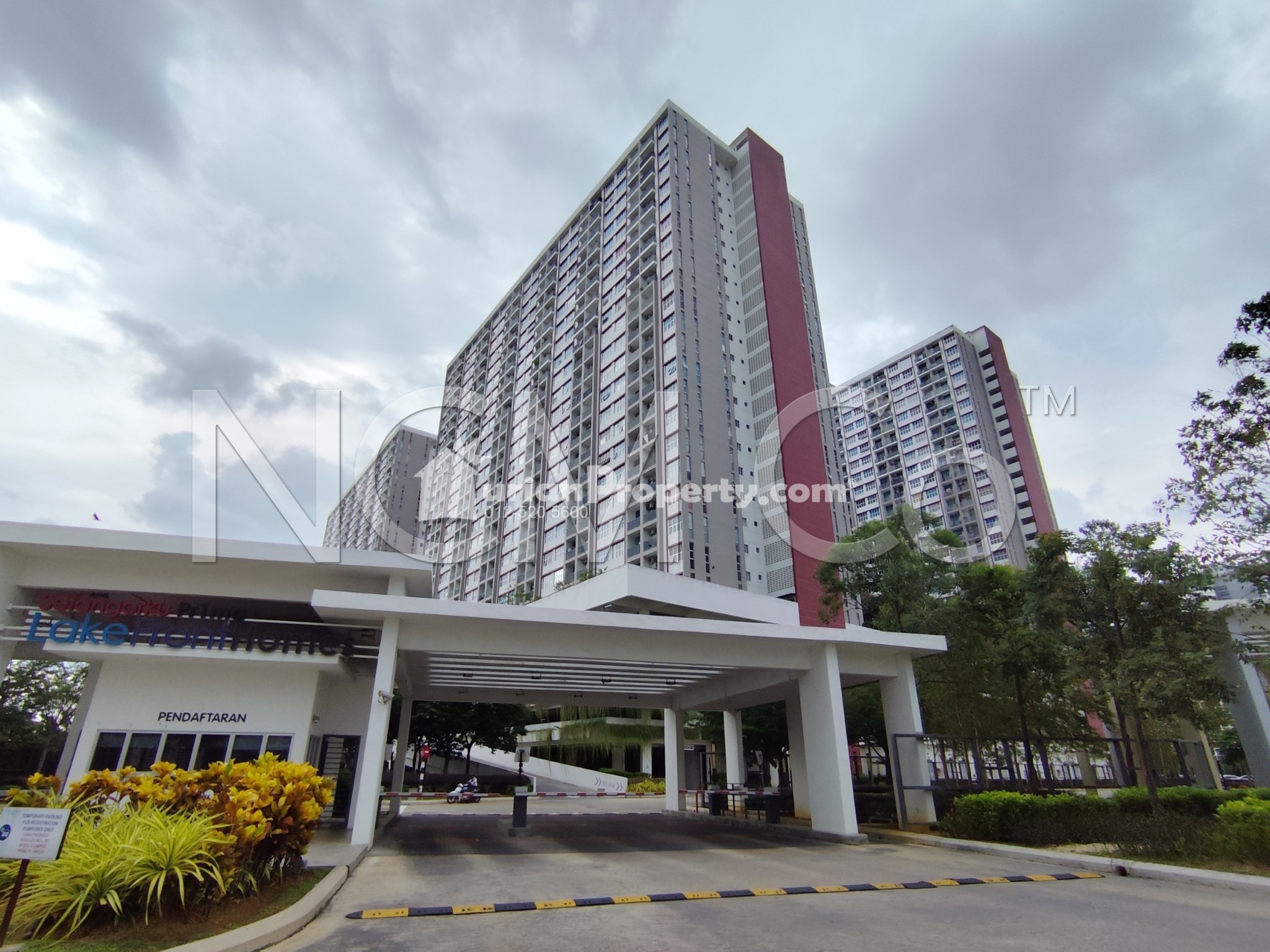 Apartment For Auction at Lakefront Homes