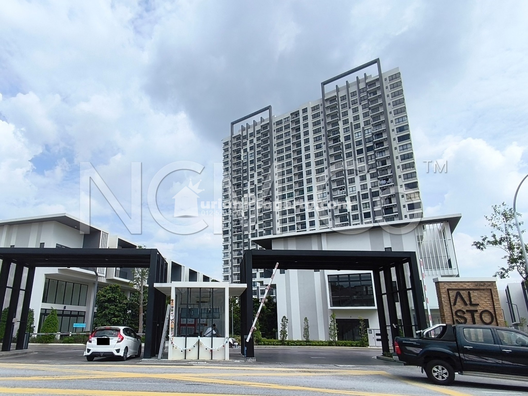 Condo For Auction at Alstonia