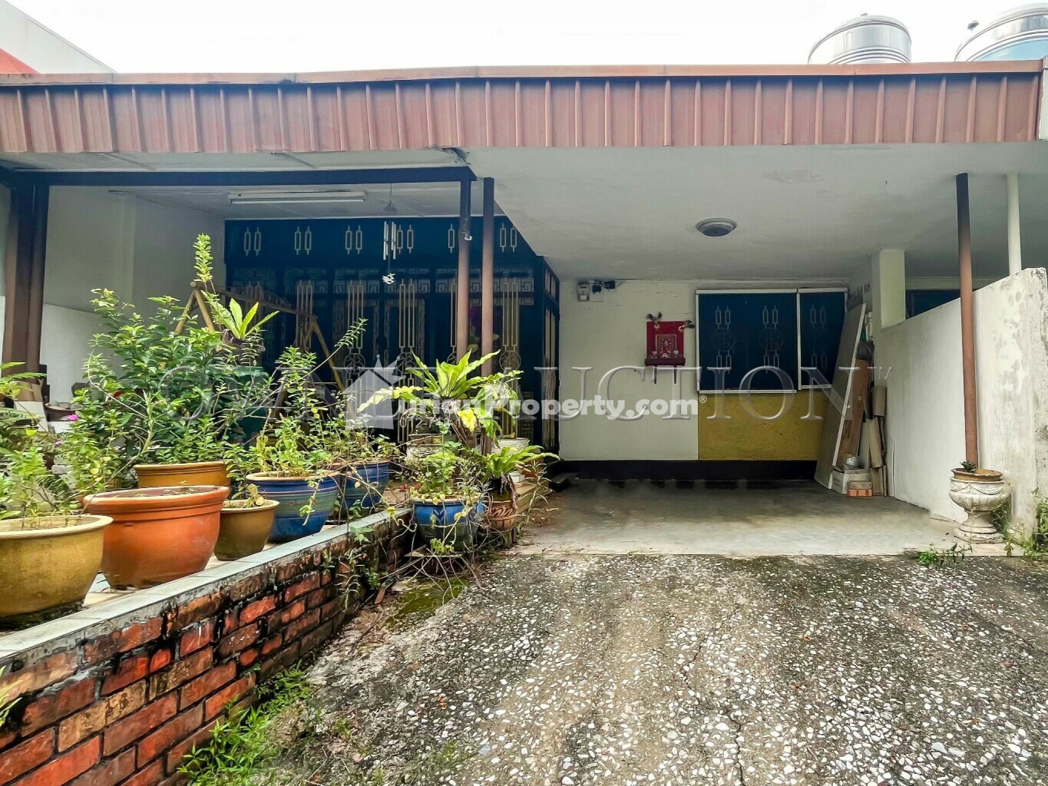 Terrace House For Auction at Lucky Garden