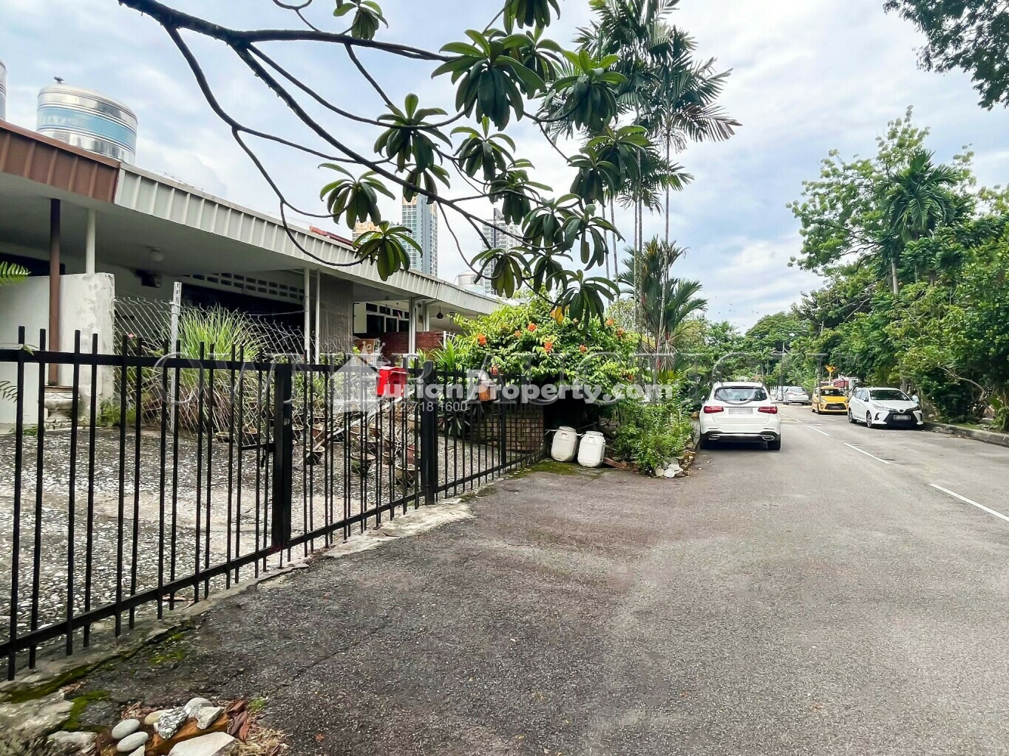 Terrace House For Auction at Lucky Garden