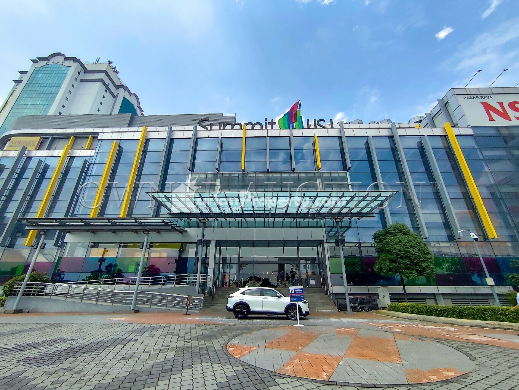 Retail Space For Auction at The Summit