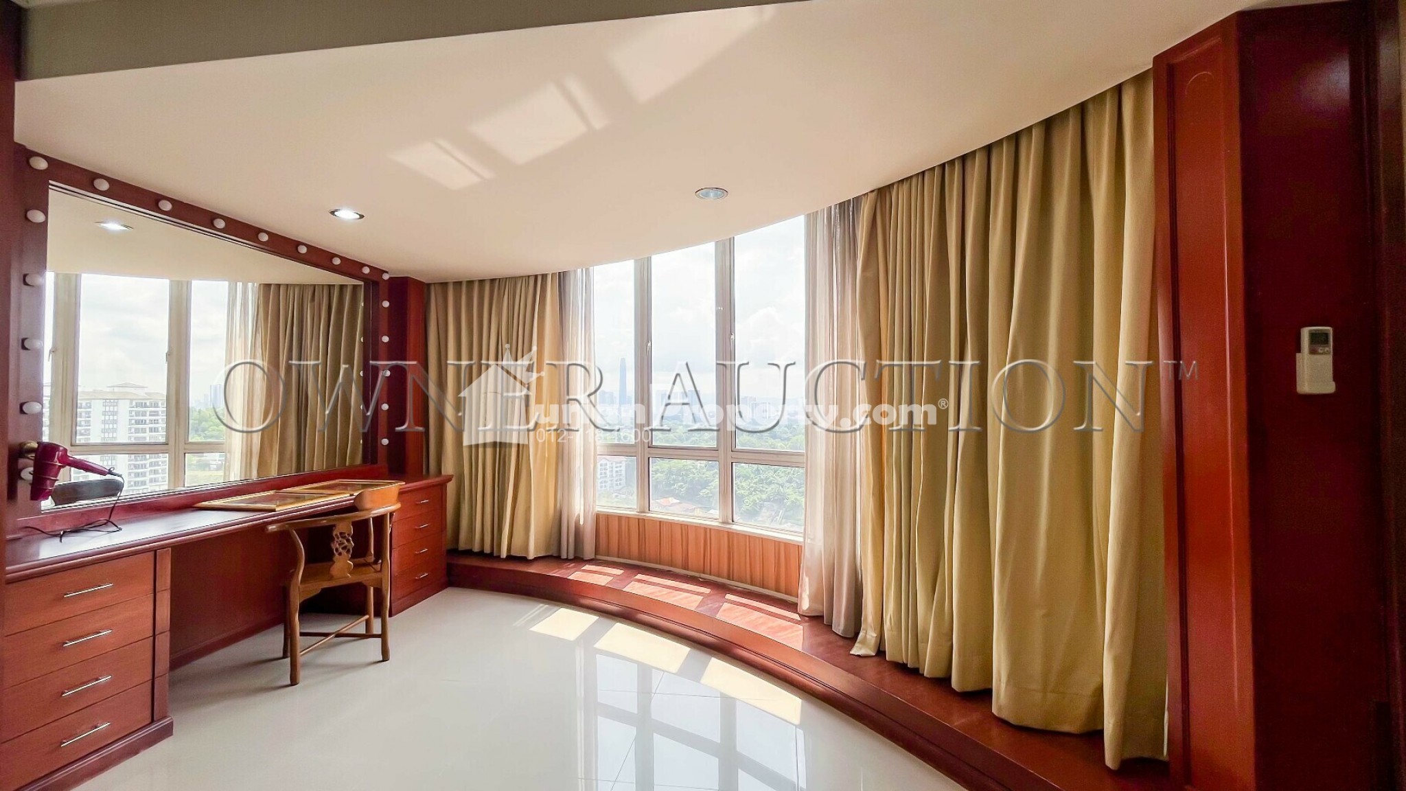 Penthouse For Auction at Robson Condominium