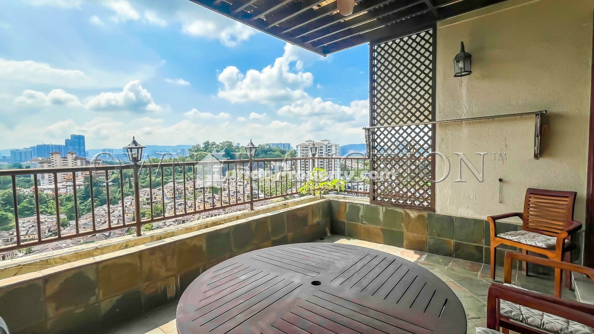 Penthouse For Auction at Robson Condominium