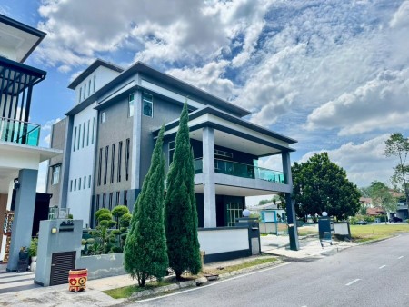 Bungalow House For Sale at Peridot Precinct