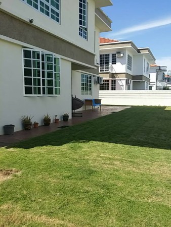 Bungalow House For Sale at Beverly Hills