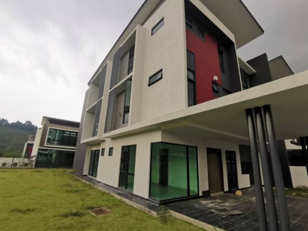 Bungalow House For Sale at Seksyen U10