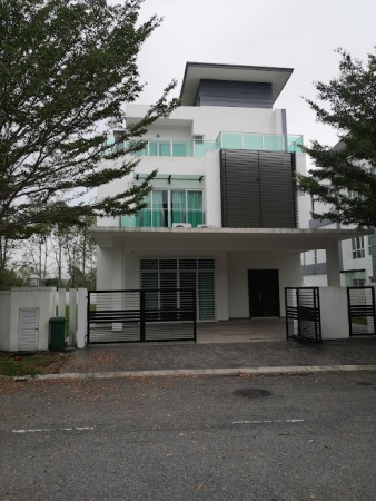 Bungalow House For Rent at Suria Villa