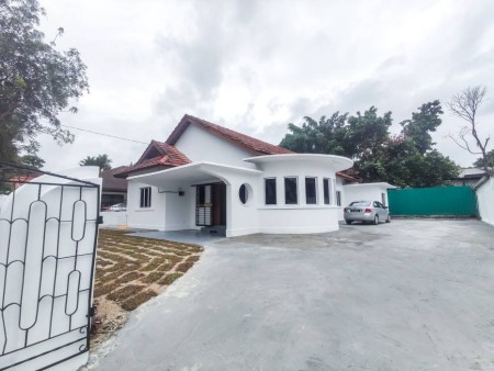 Bungalow House For Rent at Section 3