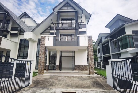 Terrace House For Sale at Section 3