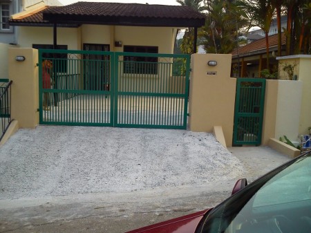 Bungalow House For Rent at Section 5