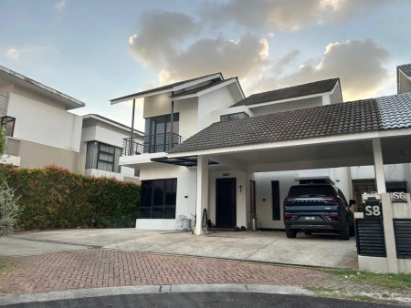 Bungalow House For Sale at Lake Edge