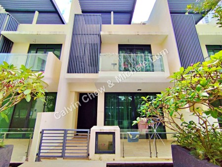 Townhouse For Auction at Iconic Skies