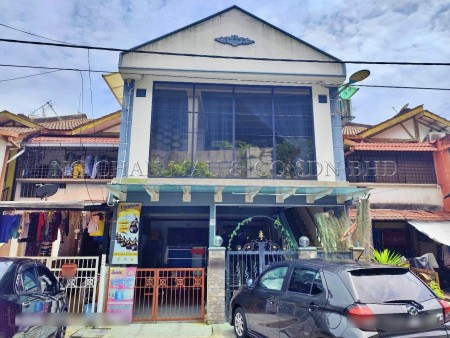 Townhouse For Auction at Taman Saga