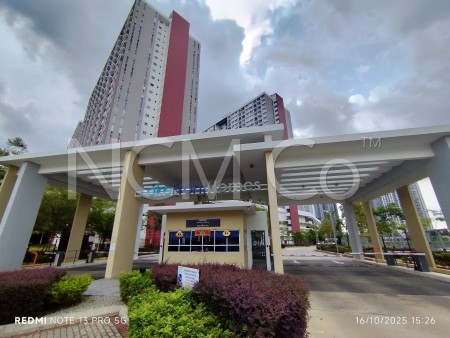 Apartment For Auction at Lakefront Residence