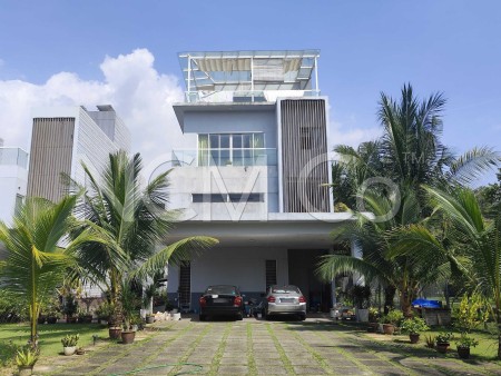 Bungalow House For Auction at Lakefront Residence