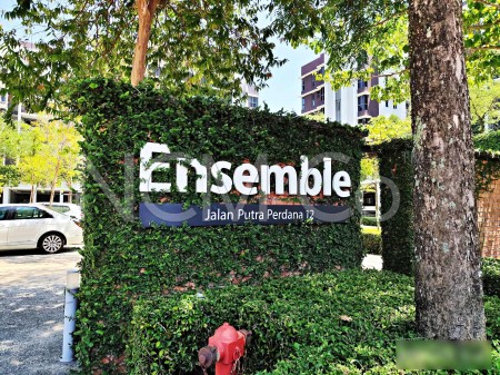 Terrace House For Auction at The Glades