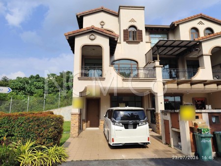 Terrace House For Auction at Diamond Residence
