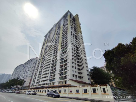 Apartment For Auction at Relau Vista