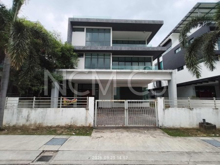 Bungalow House For Auction at Bandar Baru Klang
