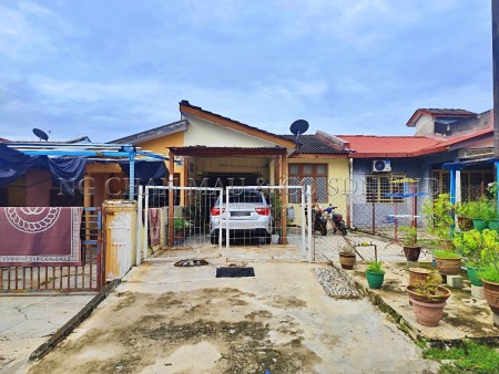 Terrace House For Auction at Slim River