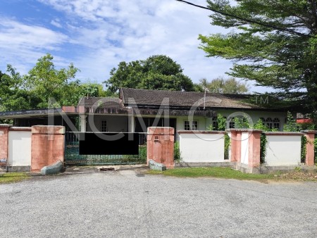 Bungalow House For Auction at Taman Golf