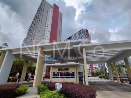 Apartment For Auction at Lakefront Residence