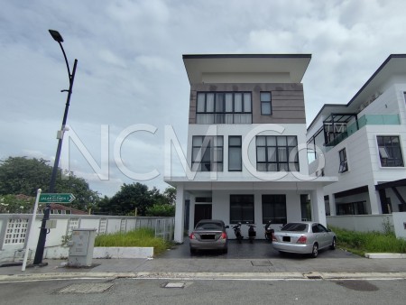 Bungalow House For Auction at Vila Elemen