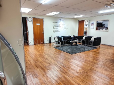Shop Office For Auction at 3 Two Square