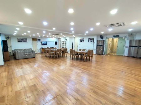 Shop Office For Auction at 3 Two Square