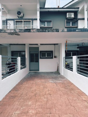 Townhouse For Sale at The Lake Residence