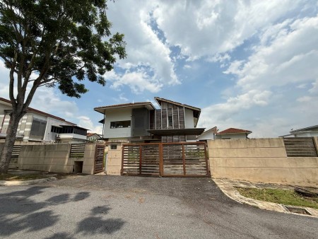 Bungalow House For Sale at Banyan Close