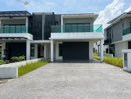Bungalow House For Sale at D'Island